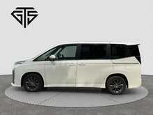 Toyota Voxy Hybrid S-G - U8712