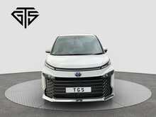 Toyota Voxy Hybrid S-G - U8712