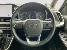 Toyota Voxy Hybrid S-G - U8712