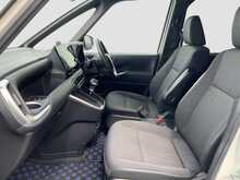 Toyota Voxy Hybrid S-G - U8712