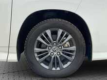Toyota Voxy Hybrid S-G - U8712