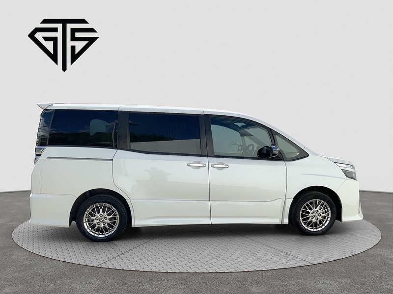 Toyota Voxy Hybrid ZS Kiramki3 - U8713