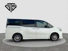 Toyota Voxy Hybrid ZS Kiramki3 - U8713