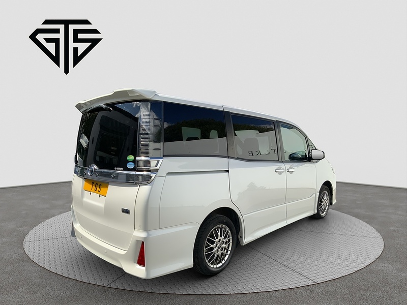 Toyota Voxy Hybrid ZS Kiramki3 - U8713
