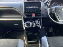 Toyota Voxy Hybrid ZS Kiramki3 - U8713
