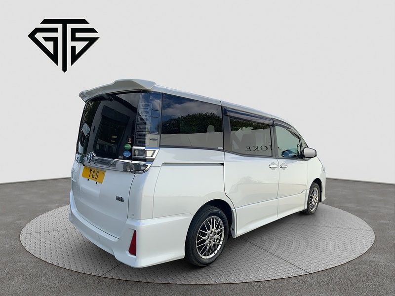 Toyota Voxy 	Hybrid ZS Kirameki3 - U8780