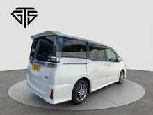 Toyota Voxy 	Hybrid ZS Kirameki3 - U8780