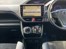 Toyota Voxy 	Hybrid ZS Kirameki3 - U8780