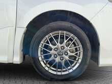 Toyota Voxy 	Hybrid ZS Kirameki3 - U8780
