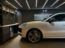 Porsche Cayenne V6 E-Hybrid Platinum Edition 