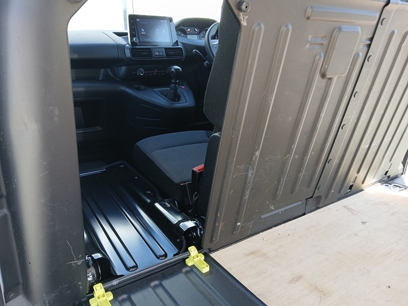 Peugeot Partner BlueHDi 950 Professional Premium + - U3684