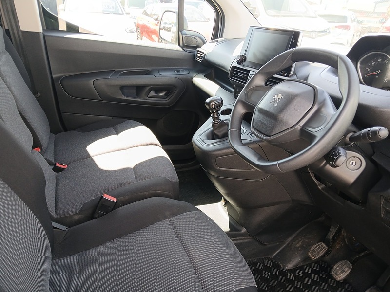 Peugeot Partner BlueHDi 950 Professional Premium + - U3684