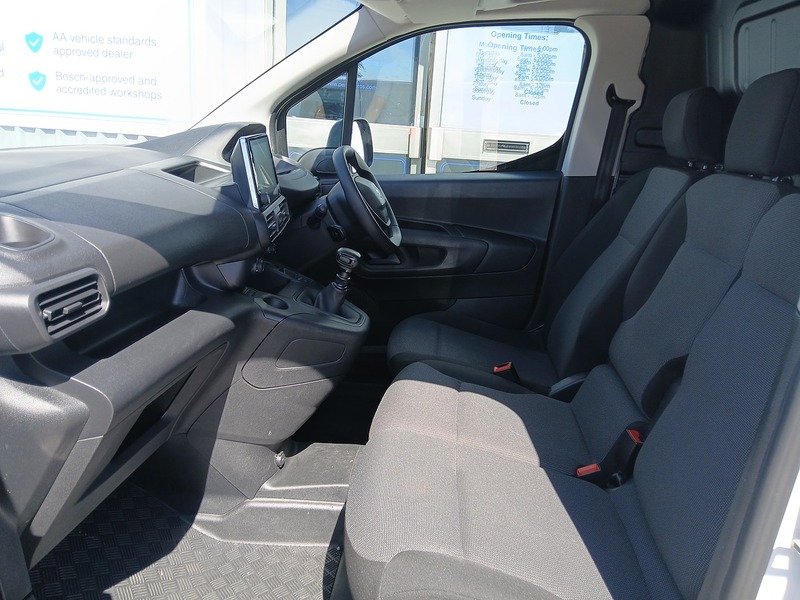 Peugeot Partner BlueHDi 950 Professional Premium + - U3684
