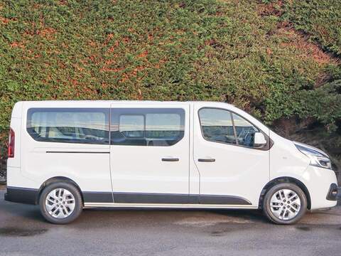 Renault Trafic LL30 Sport 2.0DCI, 120bhp, L2 LWB 9 Seat Minibus, Sat Nav, Air Con, Cruise Control, Reverse Parking - U6812