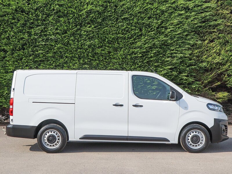 Vauxhall Vivaro 2900 Dynamic 1.5 Turbo D 100BHP L2 LONG PANEL VAN, B.Tooth, Air Con, Cruise, Rev Park - U7032
