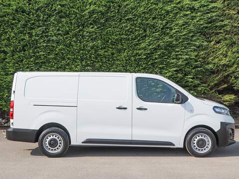 Vauxhall Vivaro 2900 Dynamic 1.5 Turbo D 100BHP L2 LONG PANEL VAN, B.Tooth, Air Con, Cruise, Rev Park - U7032