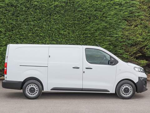 Vauxhall Vivaro 2900 Dynamic 1.5 Turbo D 100BHP L2 LONG PANEL VAN, B.Tooth, Air Con, Cruise, Rev Park - U7033