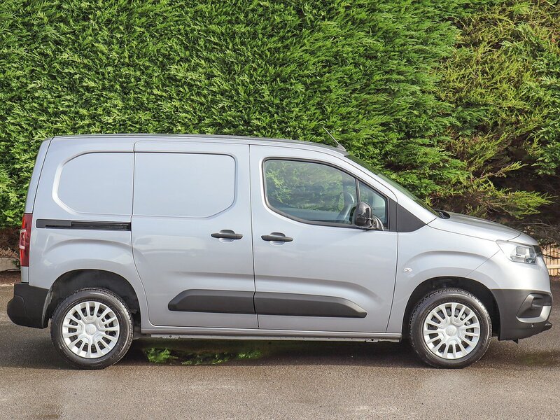 Toyota PROACE CITY ICON 100BHP 6 SPD L1 SWB VAN, Rev Cam, Air Con, Cruise, 3 Seats, Twin SLD, F + R Park Sensors - U7065