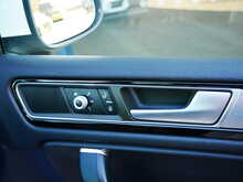 Volkswagen Touareg 3.0 TDI V6 BlueMotion Tech R-Line, Automatic