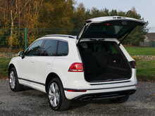 Volkswagen Touareg 3.0 TDI V6 BlueMotion Tech R-Line, Autotrader