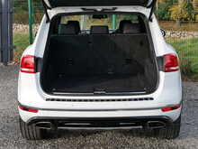 Volkswagen Touareg 3.0 TDI V6 BlueMotion Tech R-Line, Autotrader