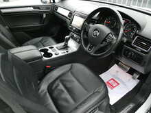 Volkswagen Touareg 3.0 TDI V6 BlueMotion Tech R-Line, Autotrader