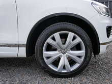 Volkswagen Touareg 3.0 TDI V6 BlueMotion Tech R-Line, Autotrader