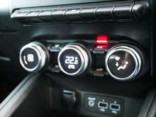 Renault Clio 1.0 TCe Iconic Hatchback, Manual