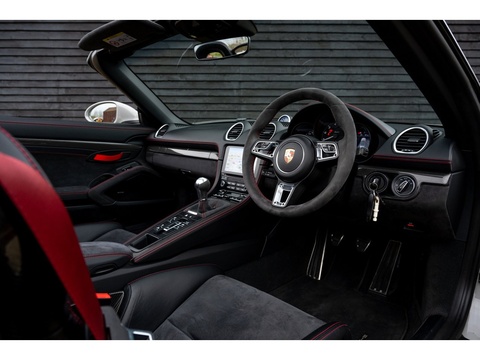 2019 Porsche 718 Spyder (21)