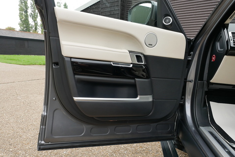 Land Rover Range Rover 4.4 SD V8 Autobiography AWD (Pan Roof, Head Up, Deployable Steps, 22's, Electric Tow Bar) 