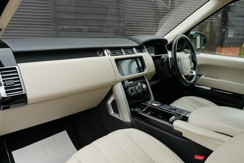 Land Rover Range Rover 4.4 SD V8 Autobiography AWD (Pan Roof, Head Up, Deployable Steps, 22's, Electric Tow Bar) 