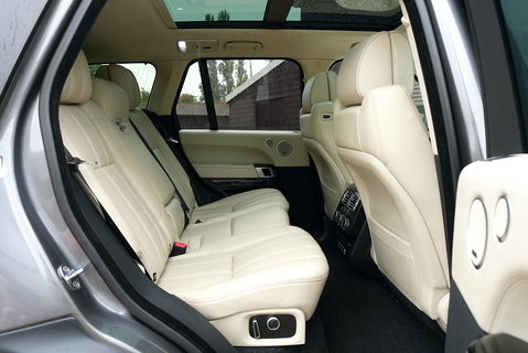Land Rover Range Rover 4.4 SD V8 Autobiography AWD (Pan Roof, Head Up, Deployable Steps, 22's, Electric Tow Bar) 