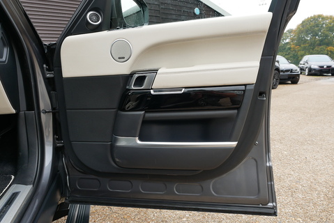 Land Rover Range Rover 4.4 SD V8 Autobiography AWD (Pan Roof, Head Up, Deployable Steps, 22's, Electric Tow Bar) 