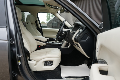 Land Rover Range Rover 4.4 SD V8 Autobiography AWD (Pan Roof, Head Up, Deployable Steps, 22's, Electric Tow Bar) 