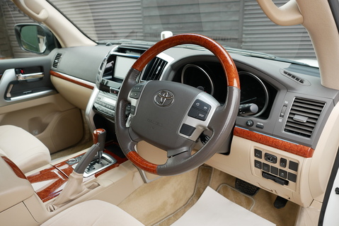 4.6 V8 AX 7 Seats Automatic Petrol