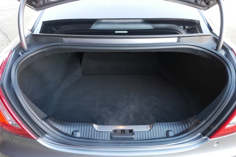 V8 Premium Luxury Saloon 5.0 Automatic Petrol