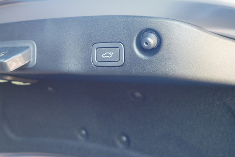 V8 Premium Luxury Saloon 5.0 Automatic Petrol