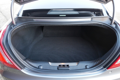 V8 Premium Luxury Saloon 5.0 Automatic Petrol