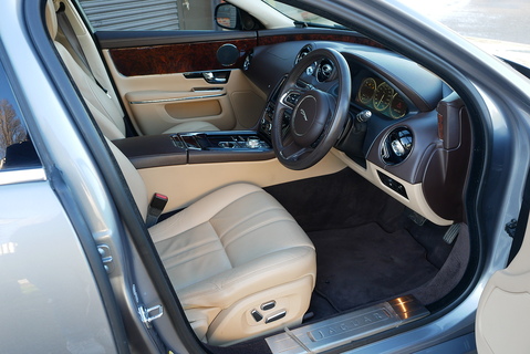 V8 Premium Luxury Saloon 5.0 Automatic Petrol