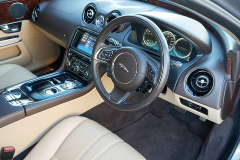 V8 Premium Luxury Saloon 5.0 Automatic Petrol