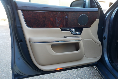 V8 Premium Luxury Saloon 5.0 Automatic Petrol