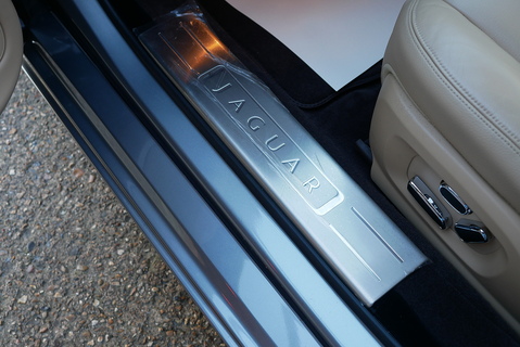 V8 Premium Luxury Saloon 5.0 Automatic Petrol