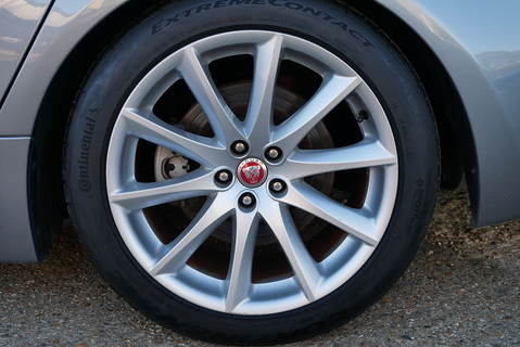 V8 Premium Luxury Saloon 5.0 Automatic Petrol