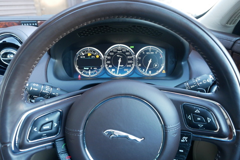 V8 Premium Luxury Saloon 5.0 Automatic Petrol