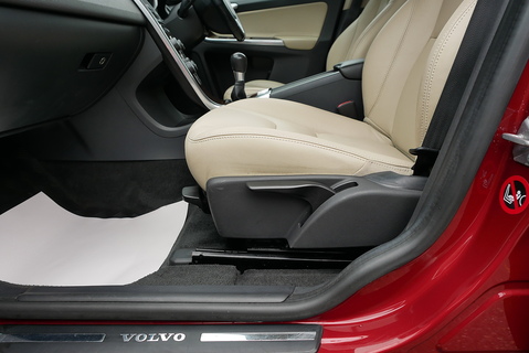 Volvo XC60 2.4 D4 SE LUX Nav Manual AWD (High Spec 1 Owner Example)