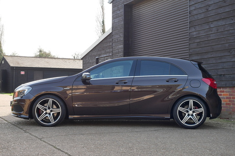 A250 SPORT 4Matic AMG Line Hatchback 2.0 Automatic Petrol