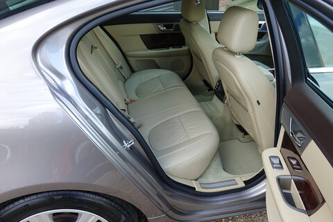 3.0d V6 Luxury Saloon 4dr Diesel Auto Euro 5 (240 ps)