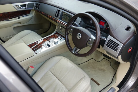 3.0d V6 Luxury Saloon 4dr Diesel Auto Euro 5 (240 ps)