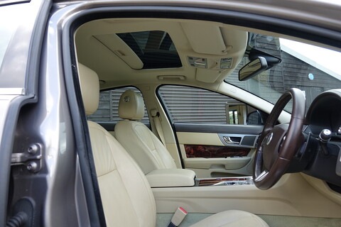 3.0d V6 Luxury Saloon 4dr Diesel Auto Euro 5 (240 ps)