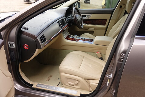 3.0d V6 Luxury Saloon 4dr Diesel Auto Euro 5 (240 ps)